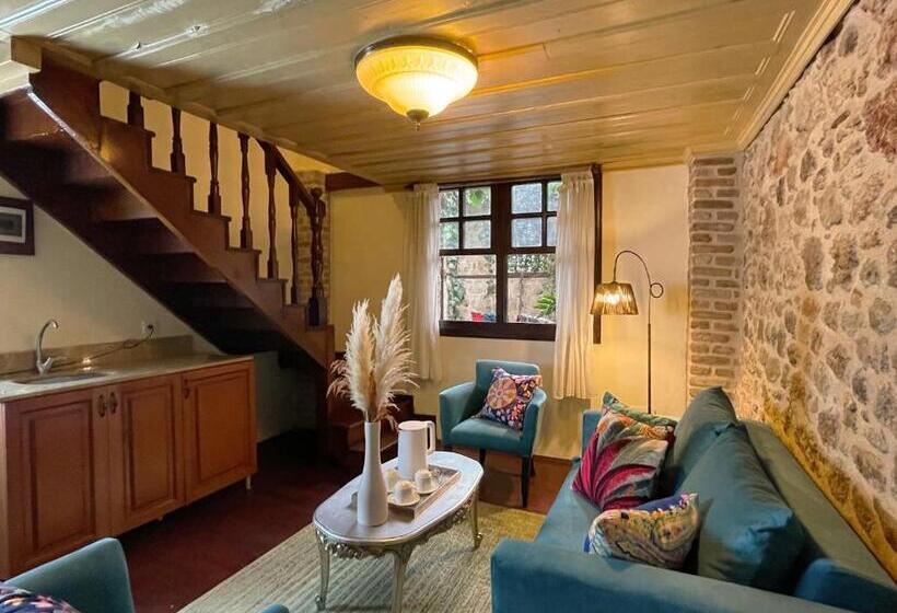 سوییت لوکس, Mille Kaleiçi