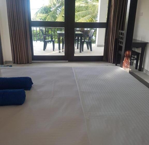 豪华海景房带阳台, Waves Hiri