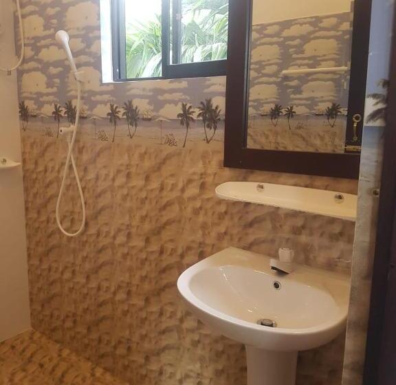 豪华海景房带阳台, Waves Hiri