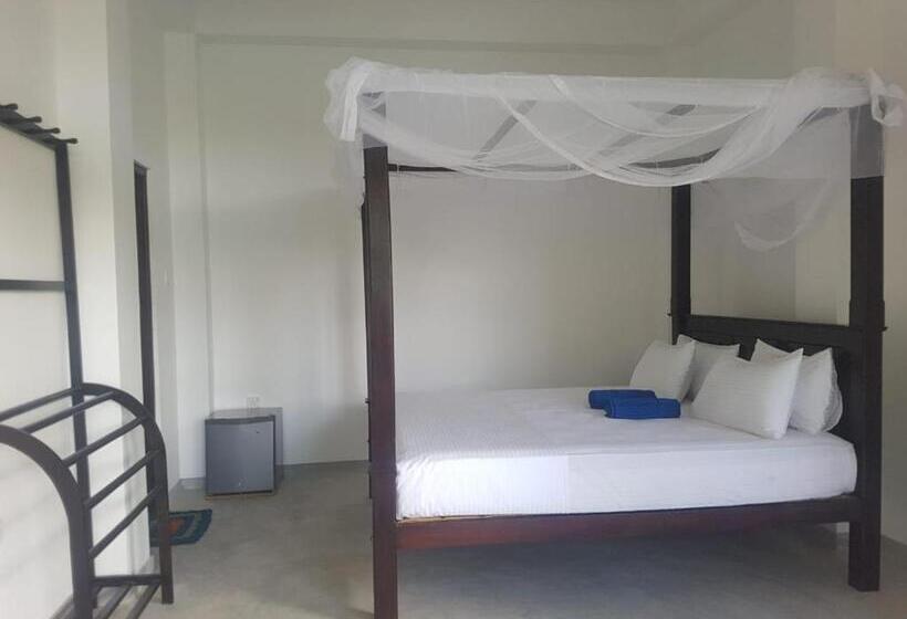 豪华海景房带阳台, Waves Hiri