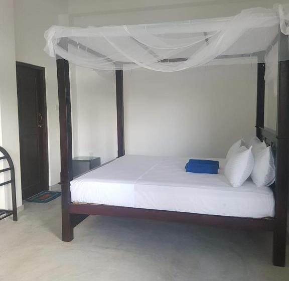 豪华海景房带阳台, Waves Hiri