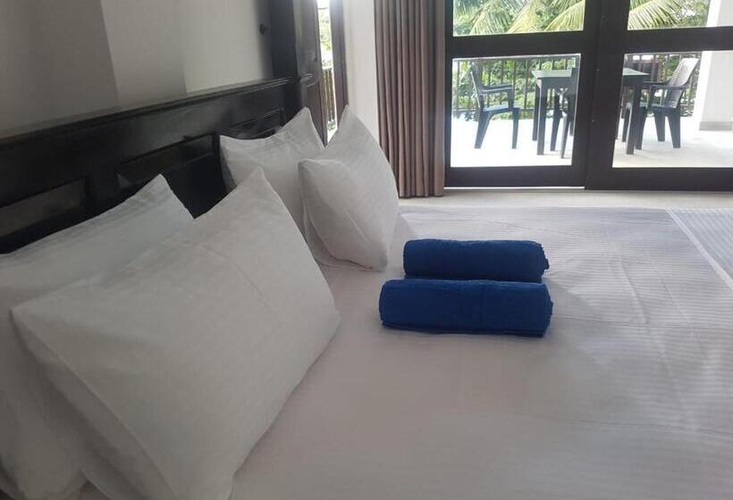 豪华海景房带阳台, Waves Hiri