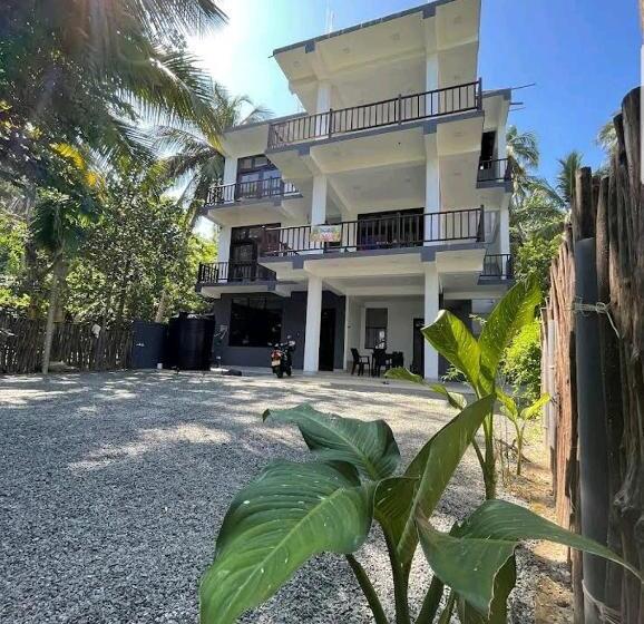 豪华海景房带阳台, Waves Hiri