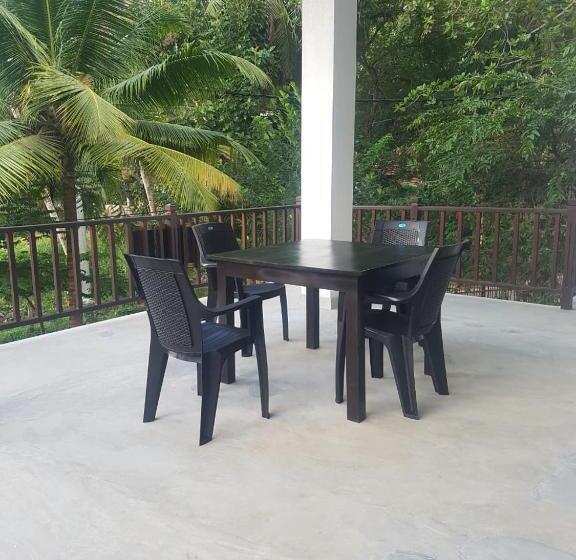 豪华海景房带阳台, Waves Hiri