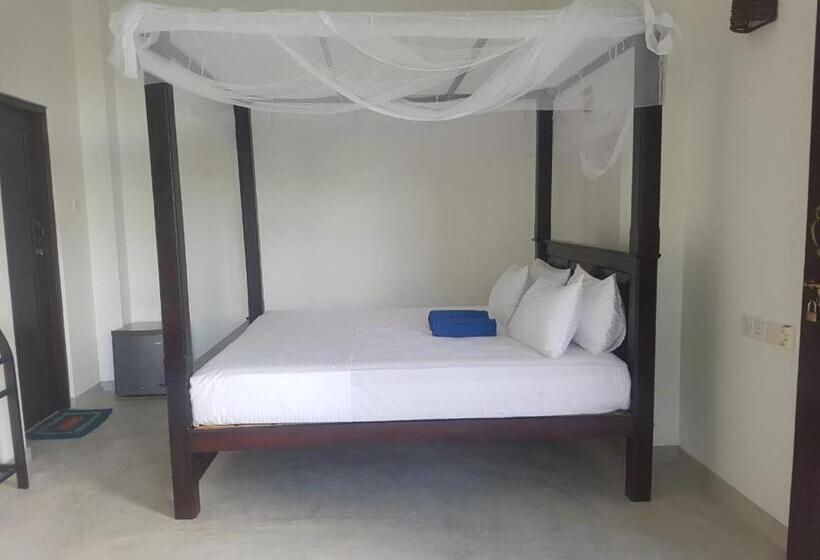 豪华海景房带阳台, Waves Hiri