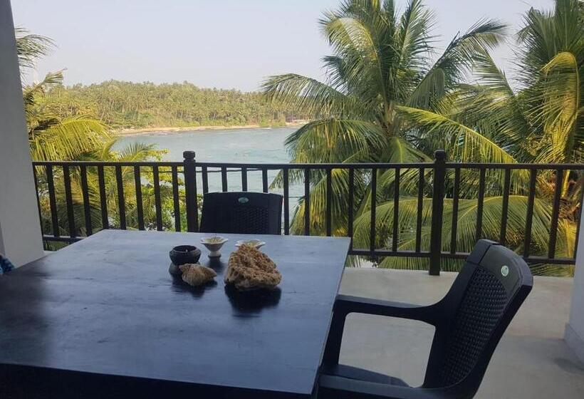 豪华海景房带阳台, Waves Hiri