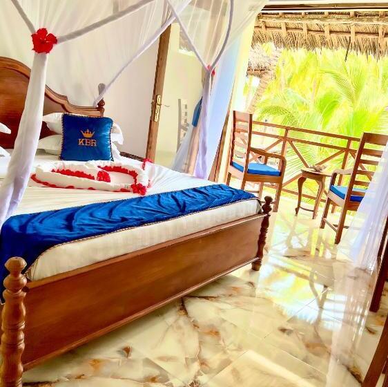 غرفة قياسية مطلّة علي حمام السباحة, Karibu Beach Resort