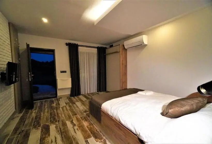 Deluxe Zimmer, Milyos