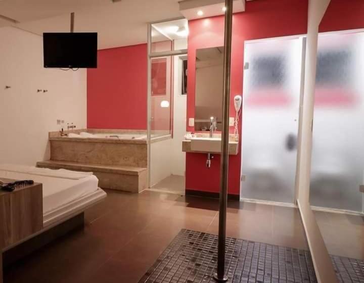 자쿠지 스위트, ápice Motel