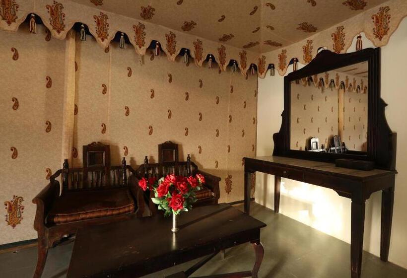 كوخ قياسي, The Shergarh