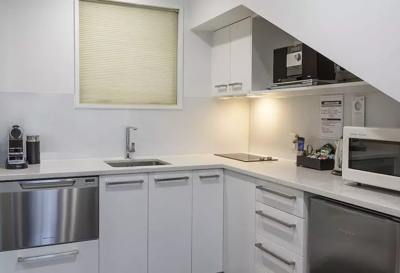 スタンダードスタジオ, Delorenzo Studio Apartments