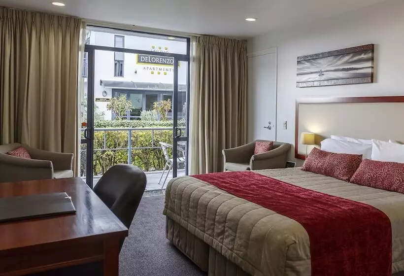スタンダードスタジオ, Delorenzo Studio Apartments