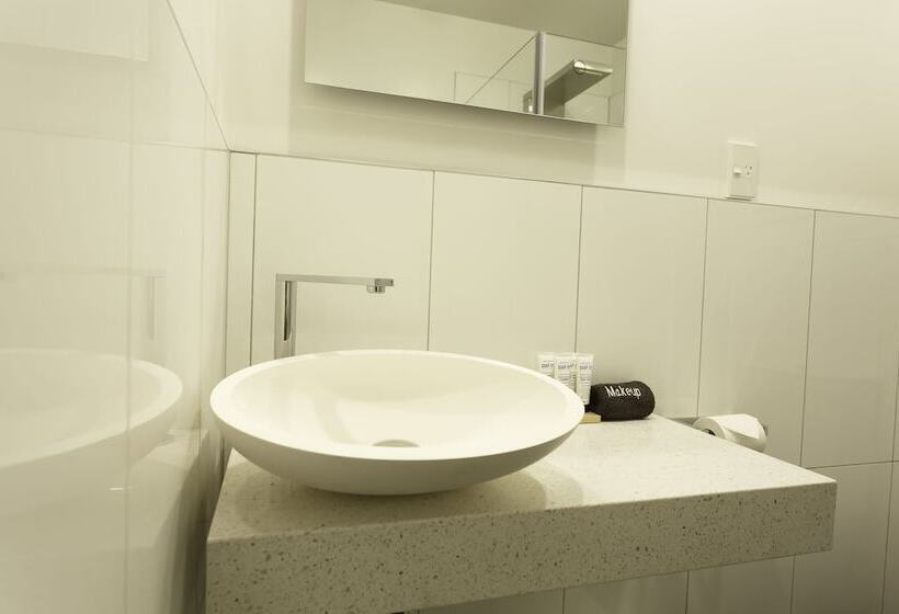 스탠다드 스튜디오, Delorenzo Studio Apartments