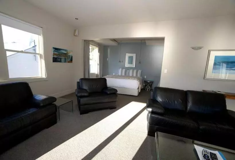 1 Bedroom Penthouse Apartment, Akaroa Village Inn