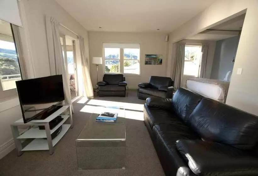 1 Bedroom Penthouse Apartment, Akaroa Village Inn