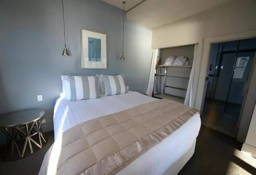 1 Bedroom Penthouse Apartment, Akaroa Village Inn