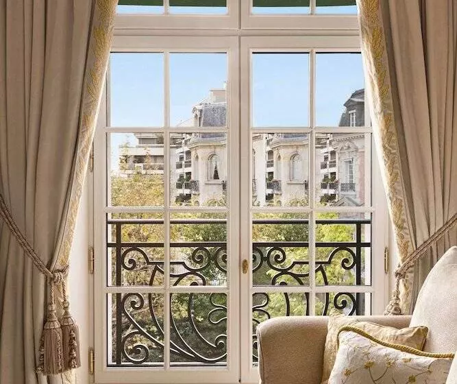 سوییت جونیور, Shangri La Paris