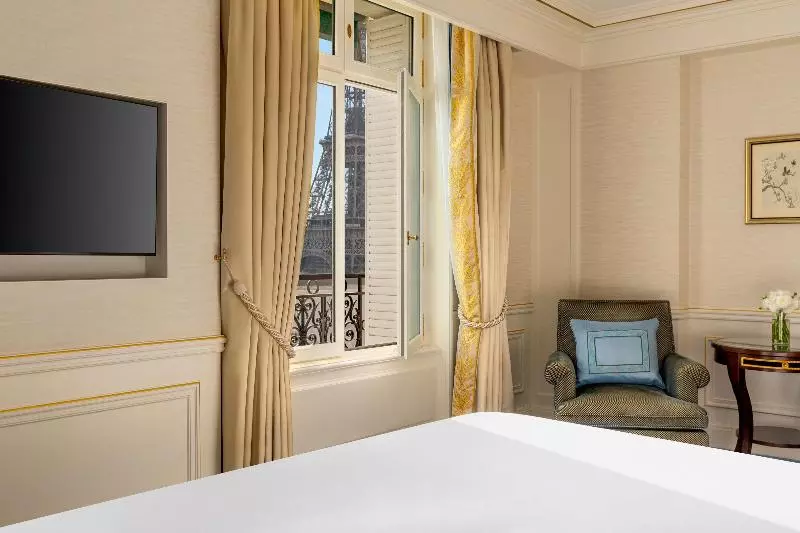 اتاق استاندارد با چشمانداز, Shangri La Paris