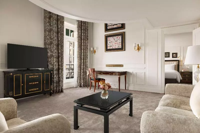 سوییت دوبلکس, Shangri La Paris