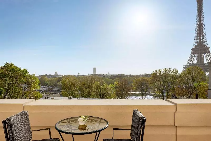 اتاق استاندارد با چشمانداز, Shangri La Paris
