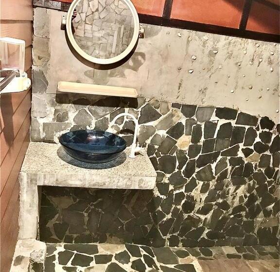 בונגלו משפחתי, Frog Beach House