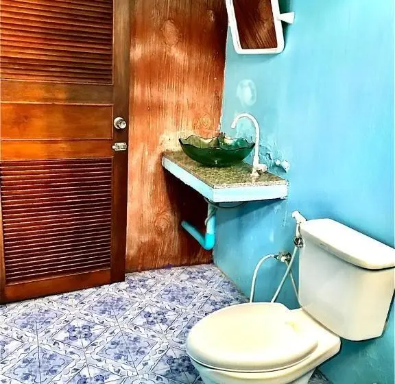 スタンダードバンガロー, Frog Beach House
