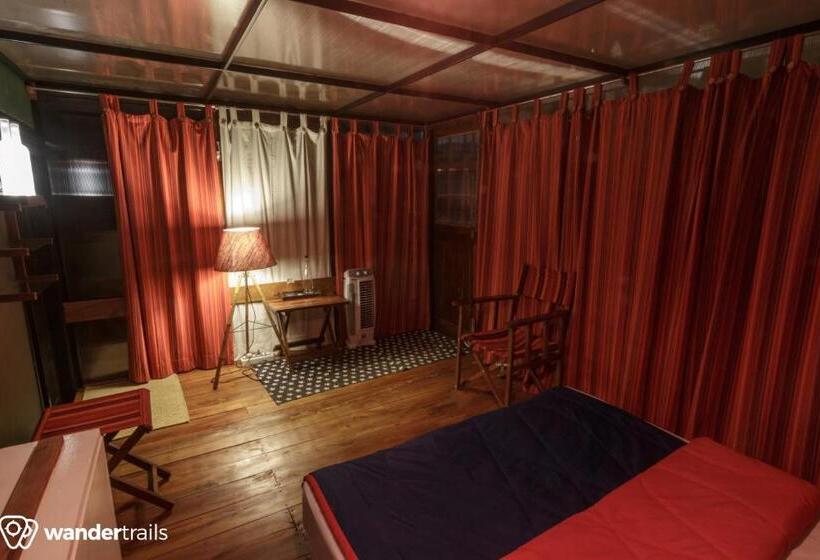 חדר בסיסי, Whispering Willows