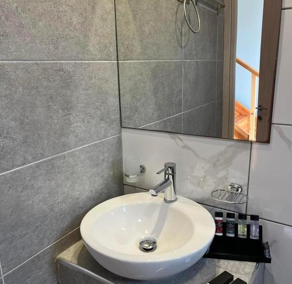 חדר משפחתי דלוקס, Oro