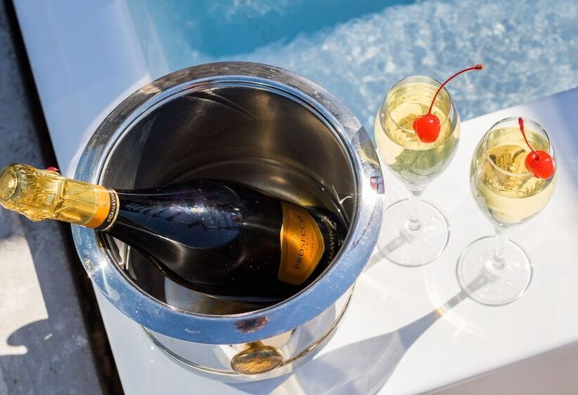 سوئیت اجرایی با چشم‌انداز دریا, Aegean Village Beachfront Resort