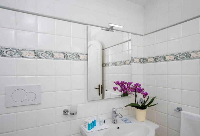 Deniz Manzaralı Dört Kişilik Standart Oda, Villa Dalu