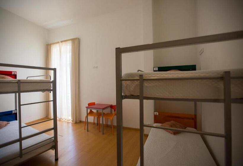 سرير فى غرفة مشتركه, Hi Tavira – Pousada De Juventude