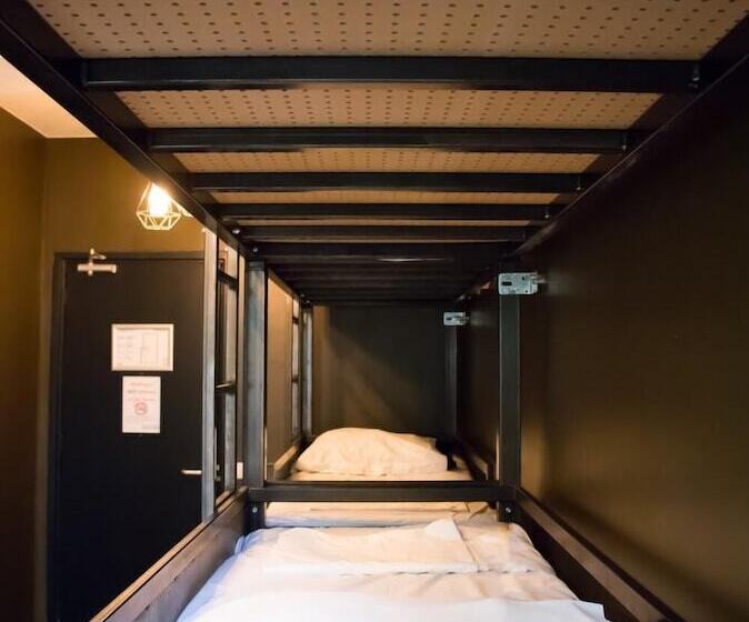 공용 욕실 구비 공동 객실 내의 침대, Amsterdam Hostel Orfeo