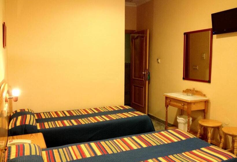 اتاق استاندارد سه نفره, Hostal Los Corchos