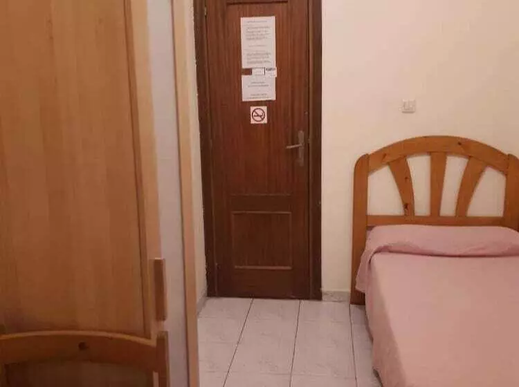 Standard Single Room Shared Bathroom, Hostal Pacios