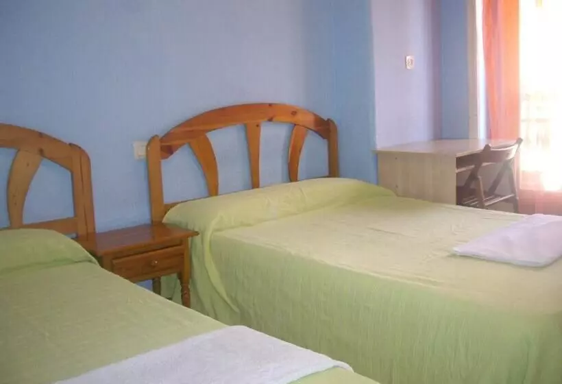 Standard Triple Room Shared Bathroom, Hostal Pacios