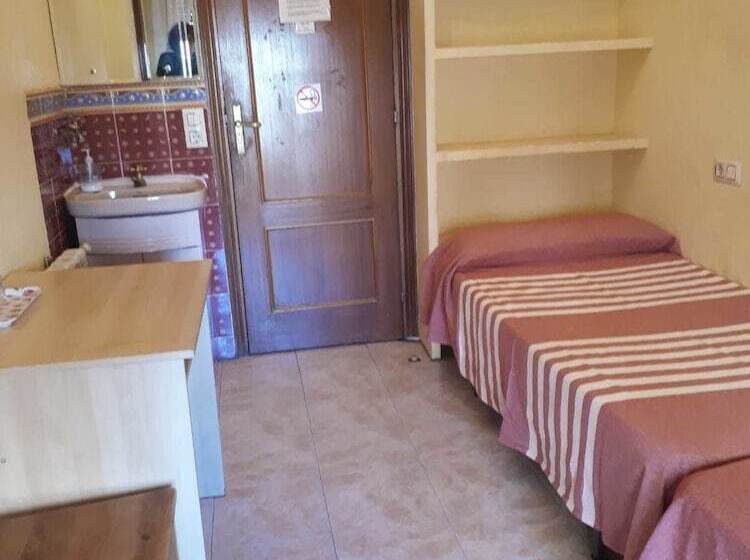 Standard Triple Room Shared Bathroom, Hostal Pacios