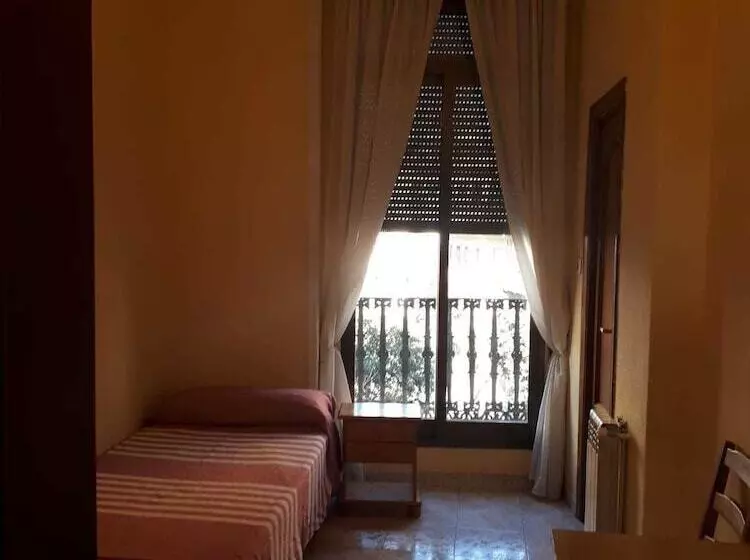 Standard Triple Room Shared Bathroom, Hostal Pacios