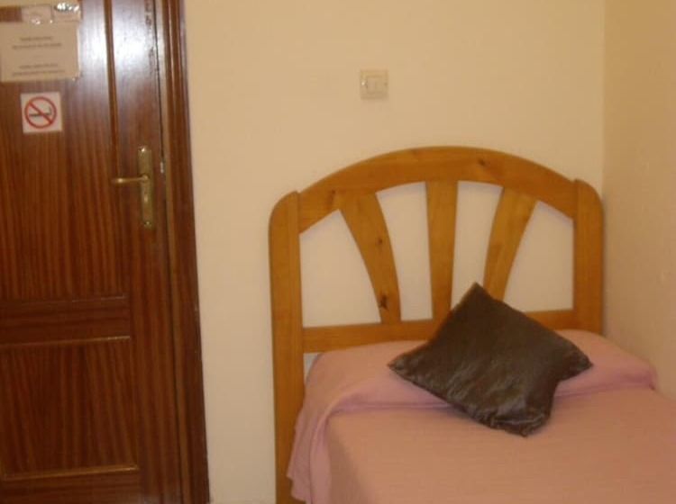 Standard Single Room Shared Bathroom, Hostal Pacios