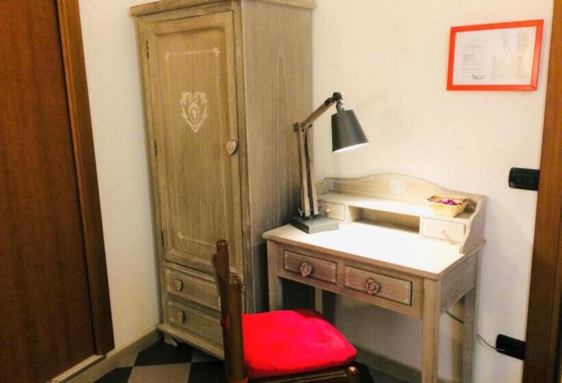 اتاق لوکس یک تخته, Hostel Archi Rossi