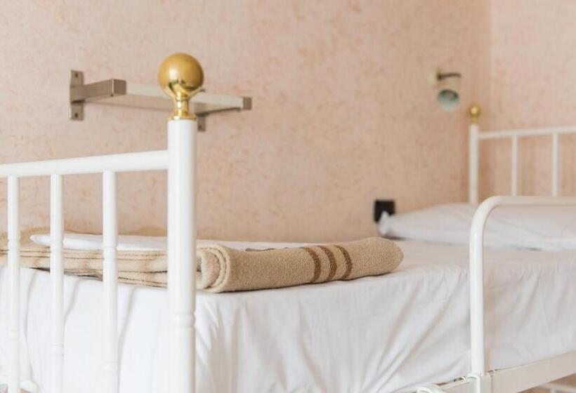 اتاق استاندارد سه نفره, Hostel Archi Rossi