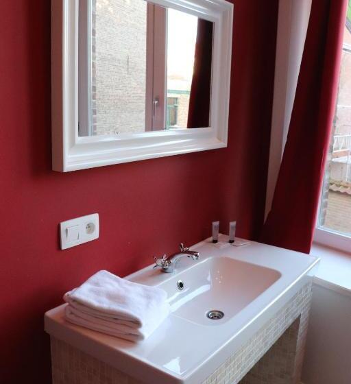 バス共有のスタンダードルーム, Hostel Lybeer