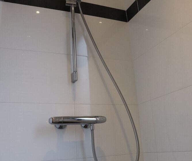 バス共有のスタンダードルーム, Hostel Lybeer