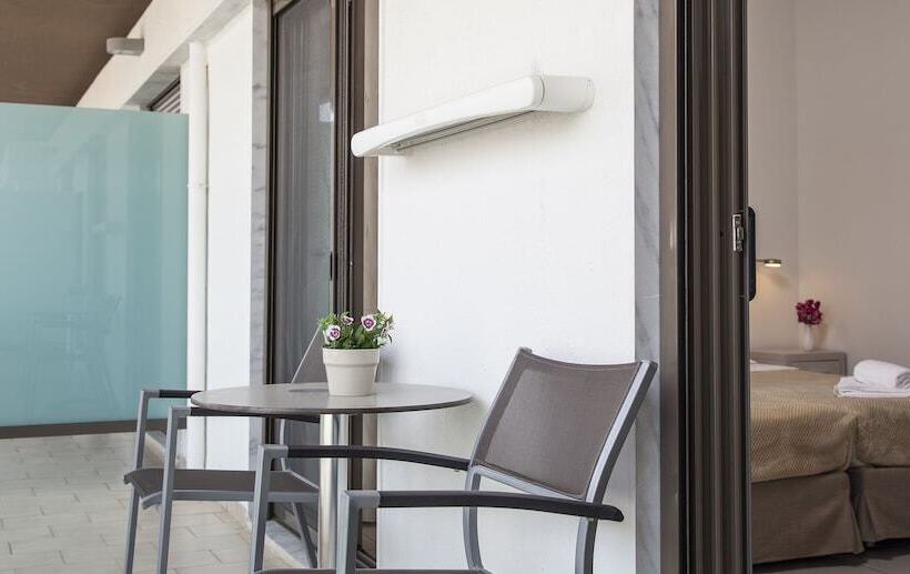 스탠다드 트리플 룸, Mavridis