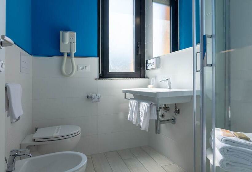 غرفة قياسية ثلاثية مزودة بشرفة, Sole