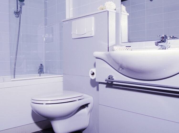 غرفة قياسية ثلاثية مزودة بشرفة, Sole