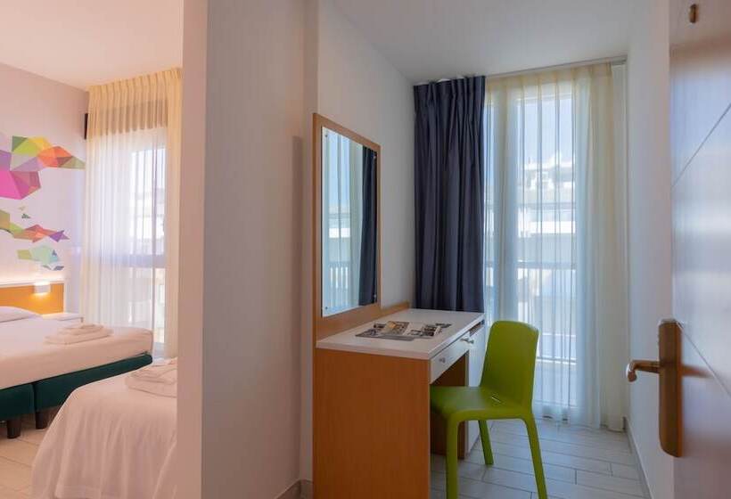 غرفة قياسية ثلاثية مزودة بشرفة, Sole