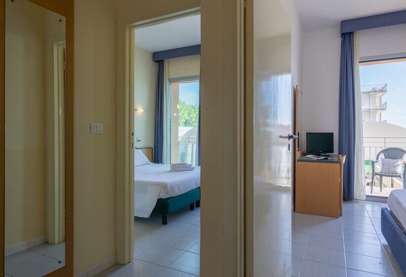 غرفة قياسية ثلاثية مزودة بشرفة, Sole