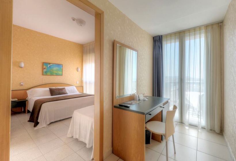 غرفة قياسية ثلاثية مزودة بشرفة, Sole