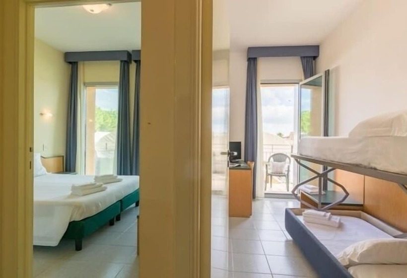 غرفة قياسية رباعية مزودة بشُرفة, Sole