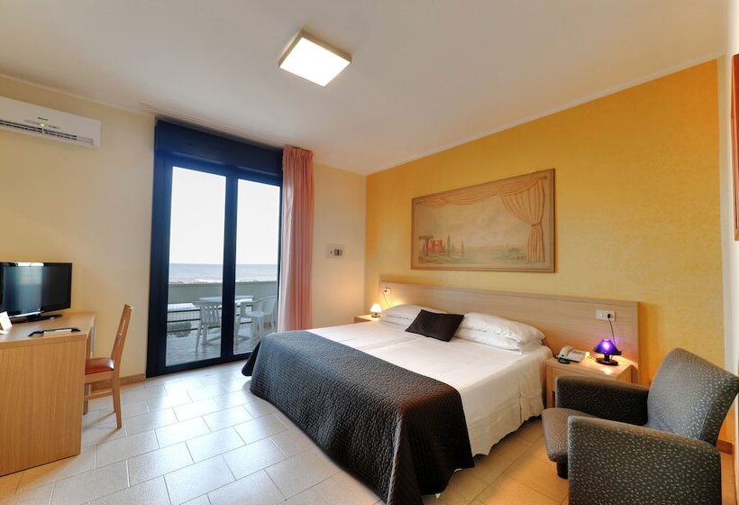 غرفة قياسية رباعية مزودة بشُرفة, Sole